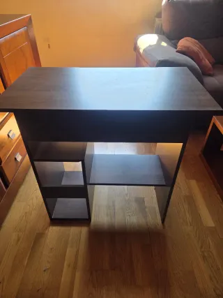 Escritorio madera oscuro con estantes