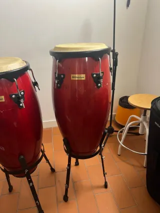 Congas rojas con soportes