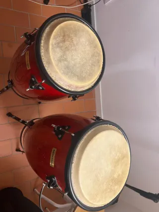 Congas rojas con soportes