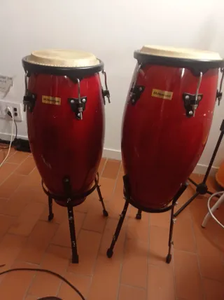 Congas rojas con soportes