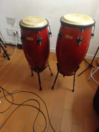 Congas rojas con soportes