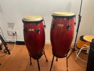 Congas rojas con soportes