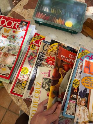 Revistas punto de cruz y caja de hilos ￼