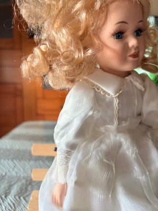 Encantadora Muñeca de Porcelana Vintage con Banco