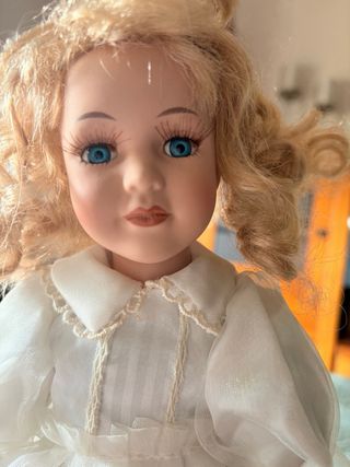 Encantadora Muñeca de Porcelana Vintage con Banco
