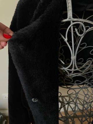 ABRIGO DE PELO NEGRO