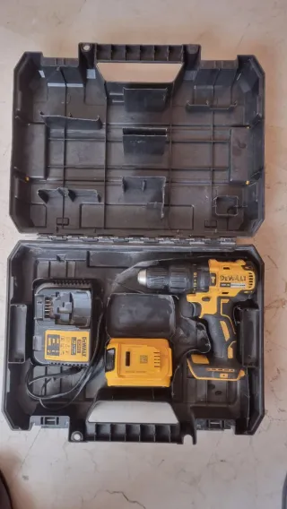 Taladro Dewalt 18V con cargador y batería