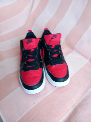 Zapatillas Nike Negras y Rojas