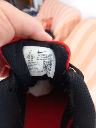 Zapatillas Nike Negras y Rojas