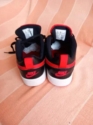 Zapatillas Nike Negras y Rojas