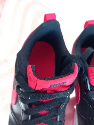 Zapatillas Nike Negras y Rojas