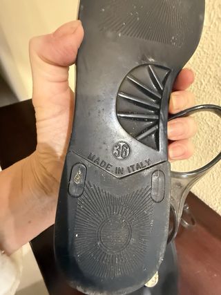 Sandalias Gloria Ortiz negras con detalle plateado