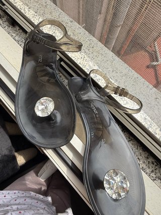 Sandalias Gloria Ortiz negras con detalle plateado