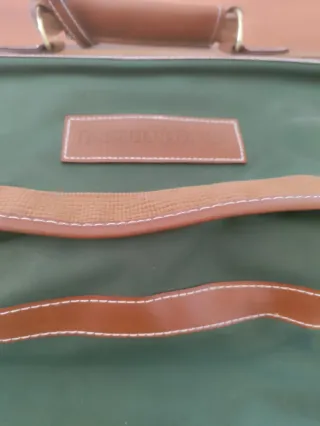 Bolso de viaje verde y marrón
