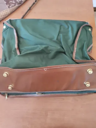 Bolso de viaje verde y marrón