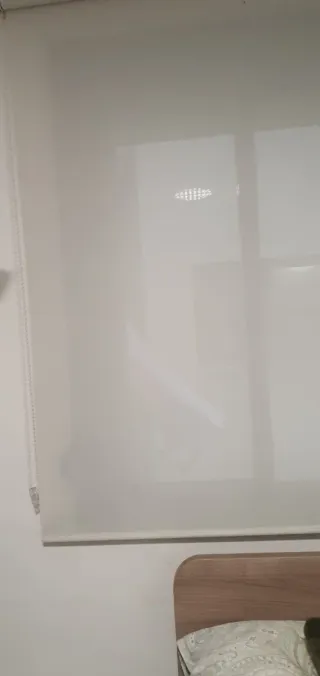 Estor enrollable beige y blanco