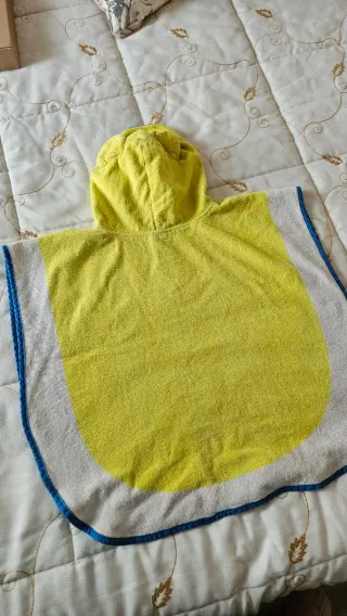 Albornoz bebé con capucha y orejas amarillo