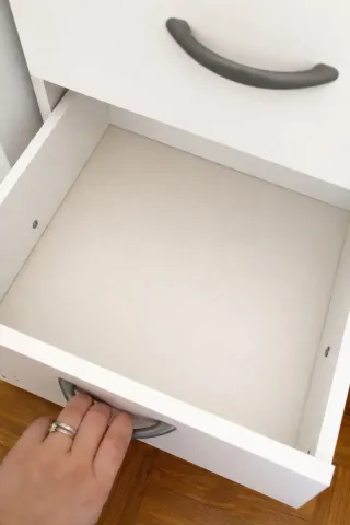 Tocador de maquillaje con espejo y luces