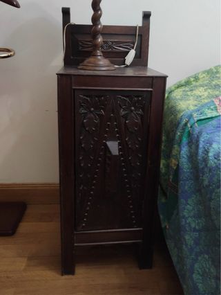 Mesilla antigua de madera tallada