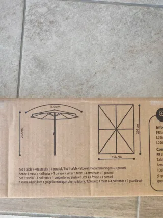 Mesa de jardín y sombrilla