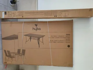 Mesa de jardín y sombrilla