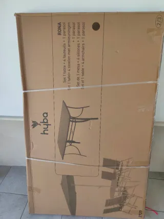 Mesa de jardín y sombrilla