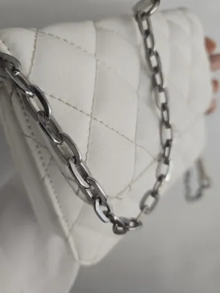 Bolso blanco acolchado con cadena