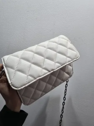 Bolso blanco acolchado con cadena