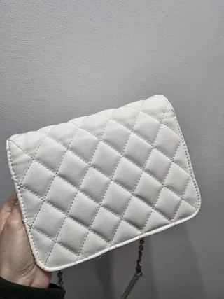 Bolso blanco acolchado con cadena