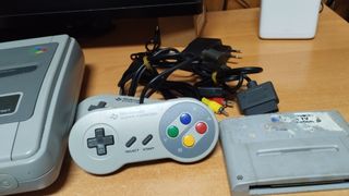 Super Famicom con 2 mandos y juego