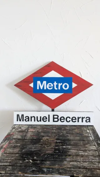 Cartel Metro Manuel Becerra