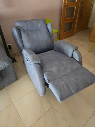Butaca reclinable gris tela