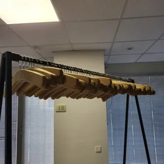 Percha de madera natural