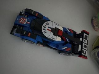 Coche de construcción con instrucciones