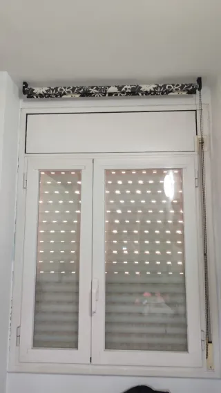 Ventana abatible aluminio + persiana