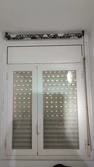 Ventana abatible aluminio + persiana