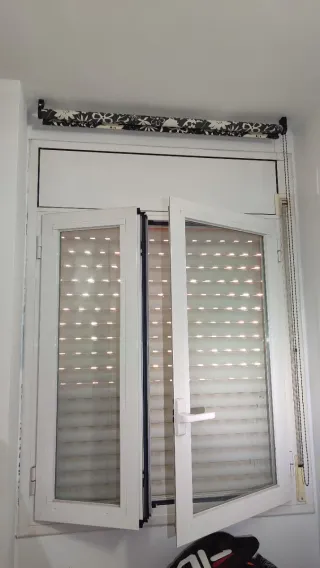 Ventana abatible aluminio + persiana