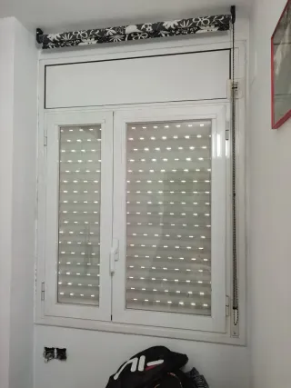 Ventana abatible aluminio + persiana