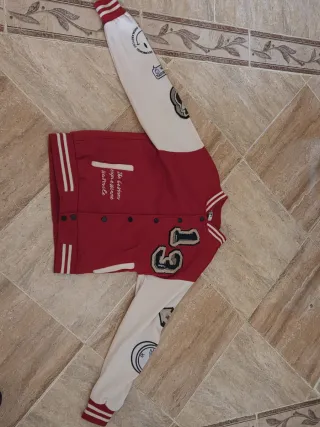 Chaqueta universitaria roja y blanca