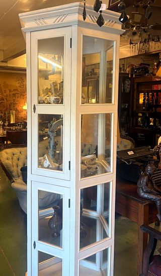 Vitrina Blanca Hexagonal Cristal y Madera