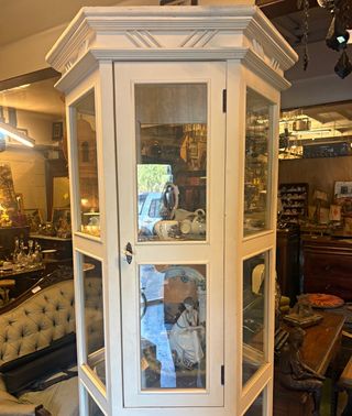 Vitrina Blanca Hexagonal Cristal y Madera