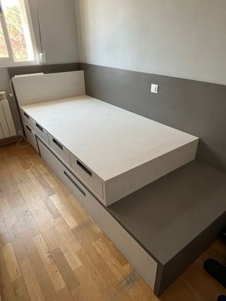 Habitación juvenil gris y blanca,