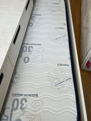 Habitación juvenil gris y blanca,