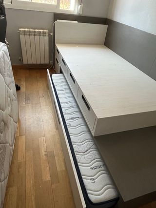 Habitación juvenil gris y blanca,