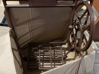 Máquina de coser vintage con pie