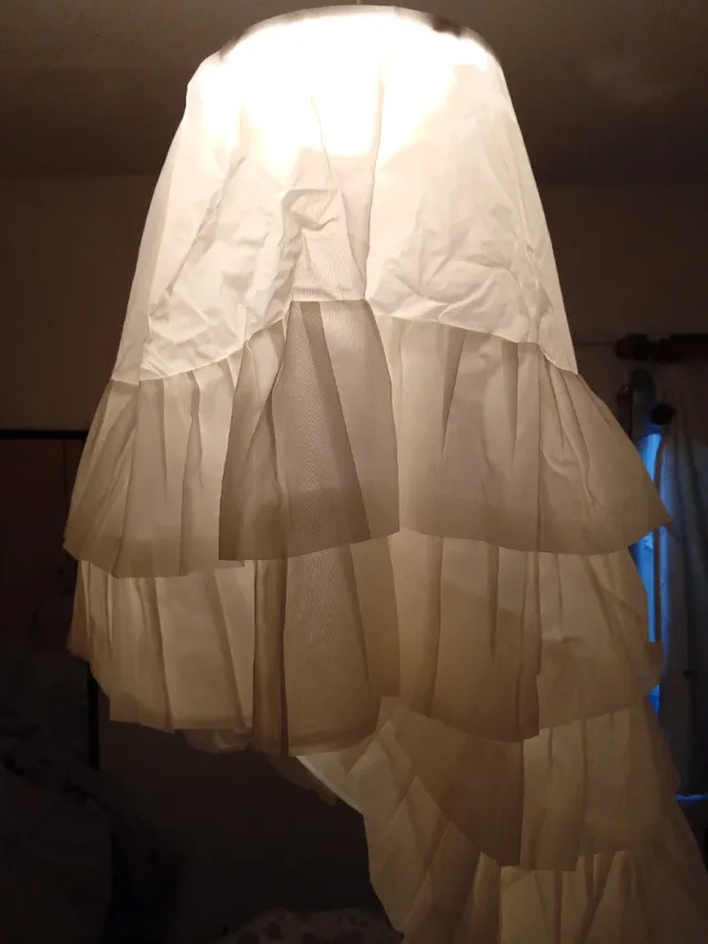 Vestido de novia con cola y su cancán.