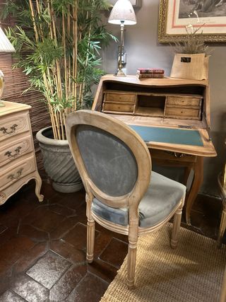 Silla de terciopelo gris y madera natural