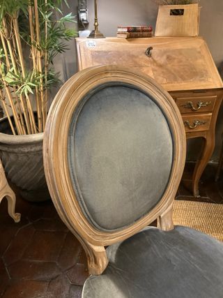 Silla de terciopelo gris y madera natural