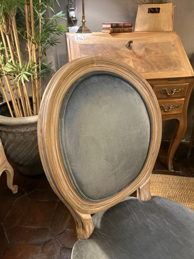 Silla de terciopelo gris y madera natural