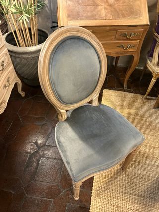 Silla de terciopelo gris y madera natural